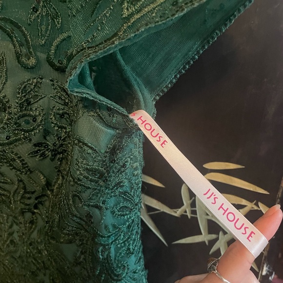 JJās House - Emerald Bridesmaidās Dress - Picture 5 of 14